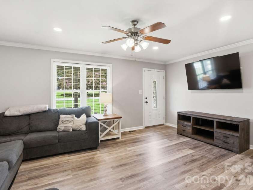 107 Wendover Drive, Lincolnton, NC 28092.  MLS# CAR4404860, YatesRealty ID 39165. 