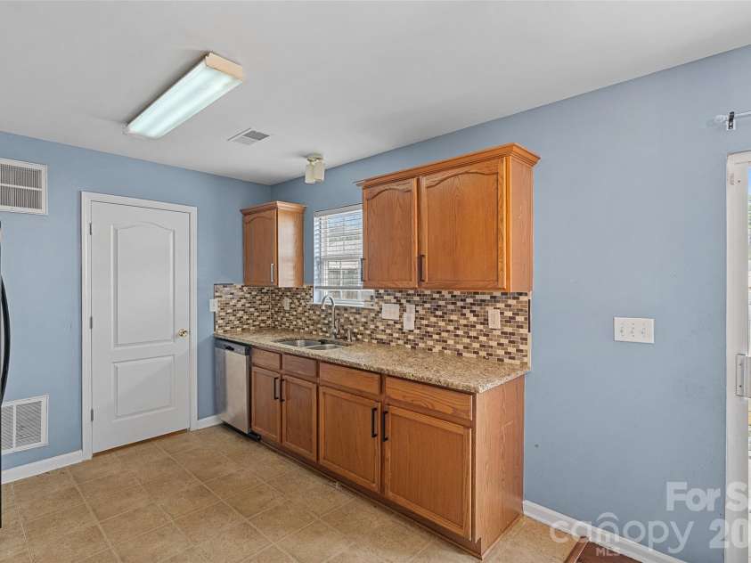 7117 Angela Marie Court, Charlotte, NC 28215.  MLS# CAR4302543, YatesRealty ID 3917. 