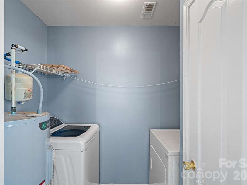 7117 Angela Marie Court, Charlotte, NC 28215.  MLS# CAR4302543, YatesRealty ID 3917. 