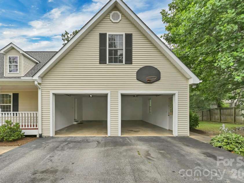51 Jericho Ridge Road, Fletcher, NC 28732.  MLS# CAR4397516, YatesRealty ID 39177. 