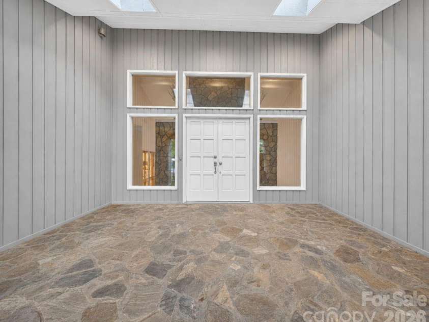 19330 Yachtman Drive, Cornelius, NC 28031.  MLS# CAR4399755, YatesRealty ID 39178. 