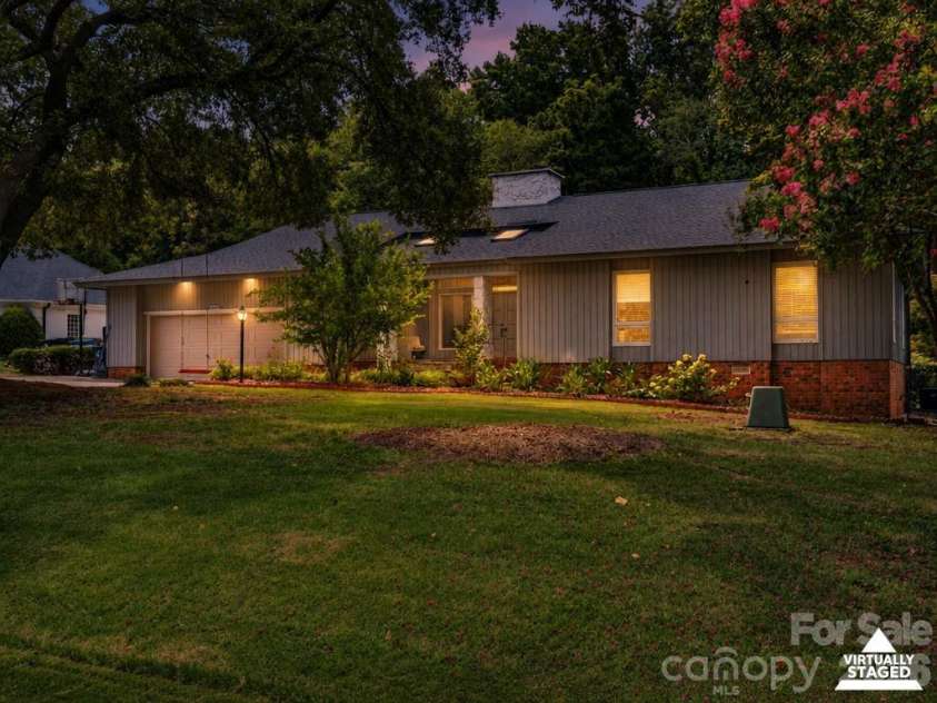 19330 Yachtman Drive, Cornelius, NC 28031.  MLS# CAR4399755, YatesRealty ID 39178. 