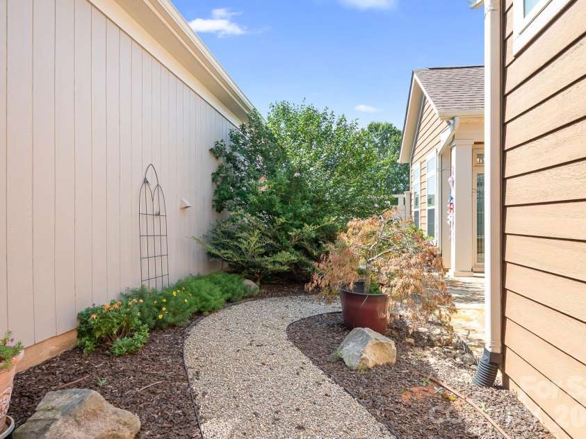 127 Brawley Point Circle, Mooresville, NC 28117.  MLS# CAR4399063, YatesRealty ID 39180. 