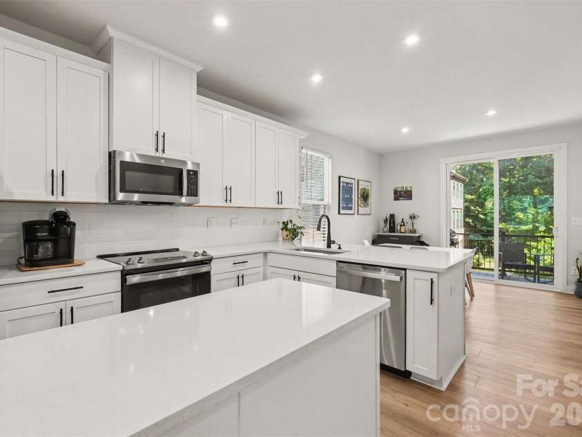 300 Twinflower Lane, Charlotte, NC 28205.  MLS# CAR4386906, YatesRealty ID 39181. 