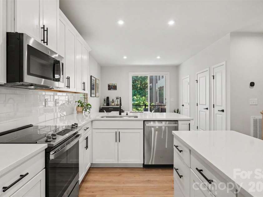 300 Twinflower Lane, Charlotte, NC 28205.  MLS# CAR4386906, YatesRealty ID 39181. 