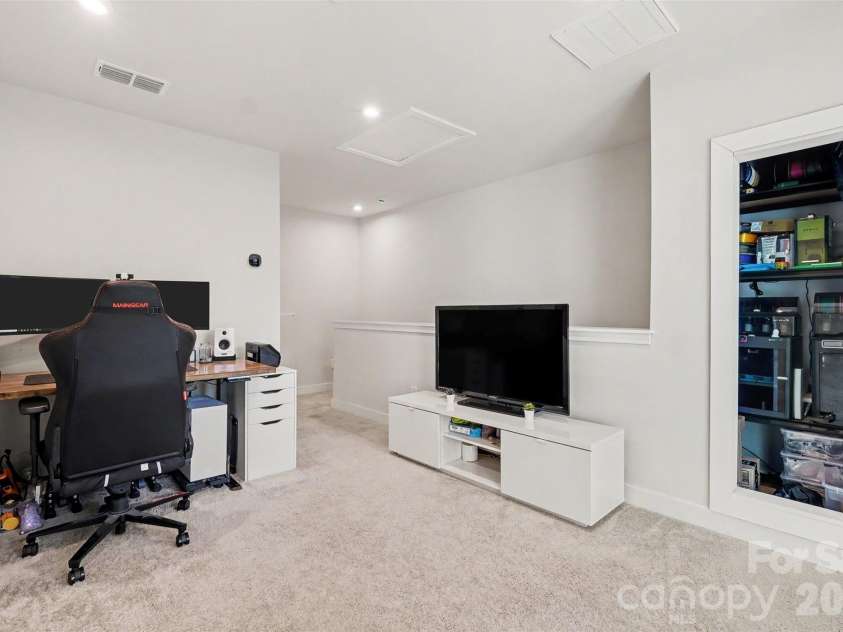 300 Twinflower Lane, Charlotte, NC 28205.  MLS# CAR4386906, YatesRealty ID 39181. 