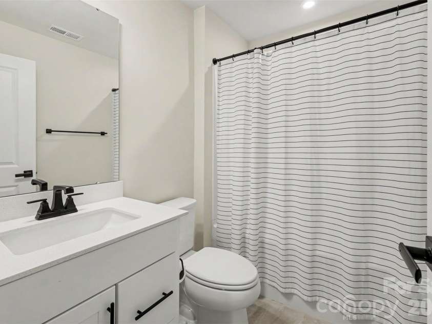 300 Twinflower Lane, Charlotte, NC 28205.  MLS# CAR4386906, YatesRealty ID 39181. 