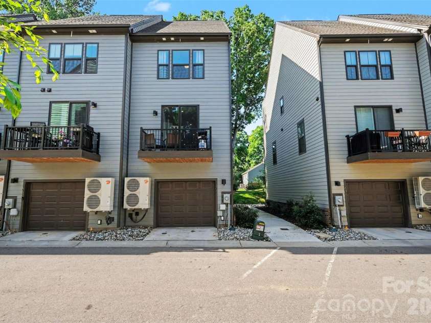 300 Twinflower Lane, Charlotte, NC 28205.  MLS# CAR4386906, YatesRealty ID 39181. 