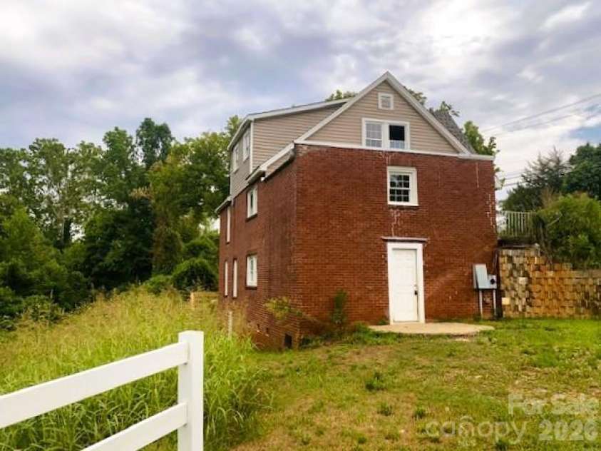 2689 Harris Henrietta Road, Mooresboro, NC 28114.  MLS# CAR4405970, YatesRealty ID 39182. 