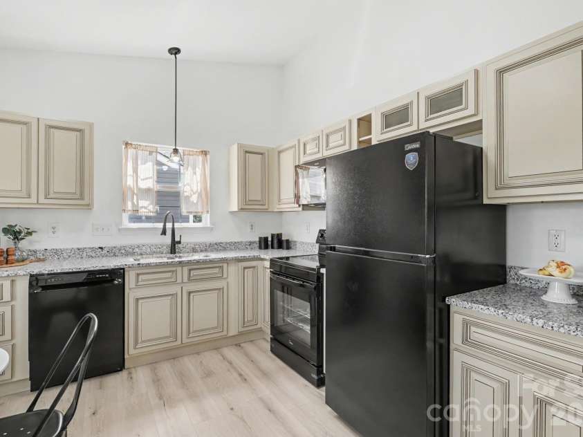 1745 Southwind Drive, Charlotte, NC 28216.  MLS# CAR4403320, YatesRealty ID 39186. 