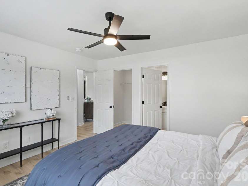 1745 Southwind Drive, Charlotte, NC 28216.  MLS# CAR4403320, YatesRealty ID 39186. 