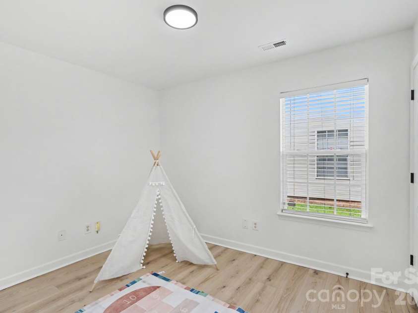 1745 Southwind Drive, Charlotte, NC 28216.  MLS# CAR4403320, YatesRealty ID 39186. 