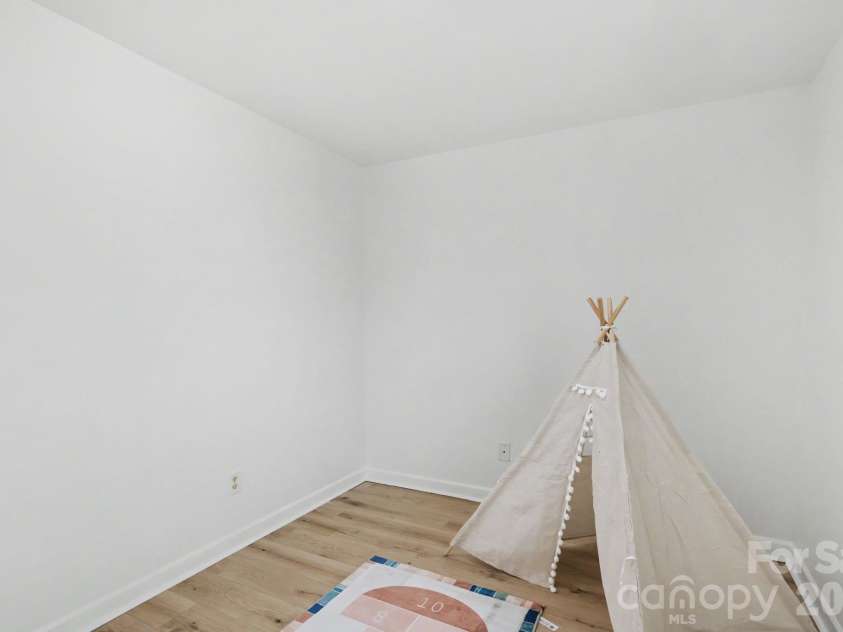 1745 Southwind Drive, Charlotte, NC 28216.  MLS# CAR4403320, YatesRealty ID 39186. 