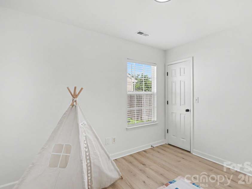 1745 Southwind Drive, Charlotte, NC 28216.  MLS# CAR4403320, YatesRealty ID 39186. 