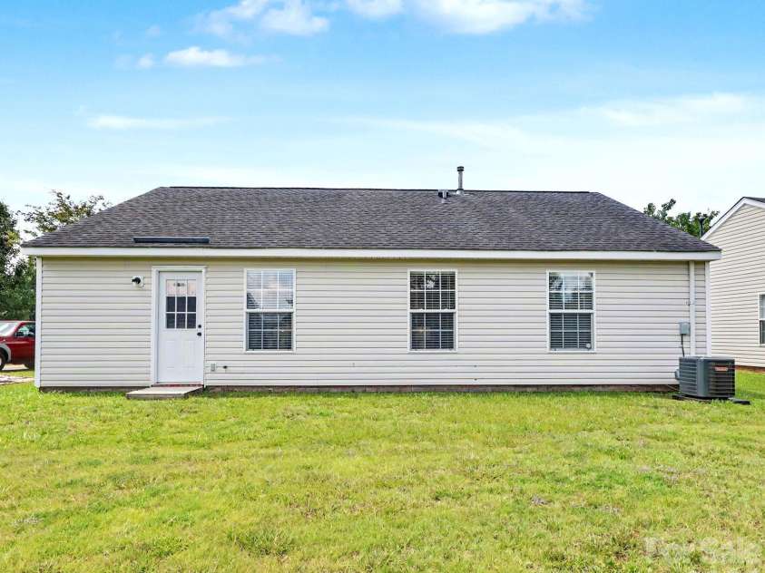 1745 Southwind Drive, Charlotte, NC 28216.  MLS# CAR4403320, YatesRealty ID 39186. 