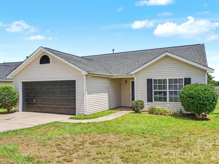1745 Southwind Drive, Charlotte, NC 28216.  MLS# CAR4403320, YatesRealty ID 39186. 