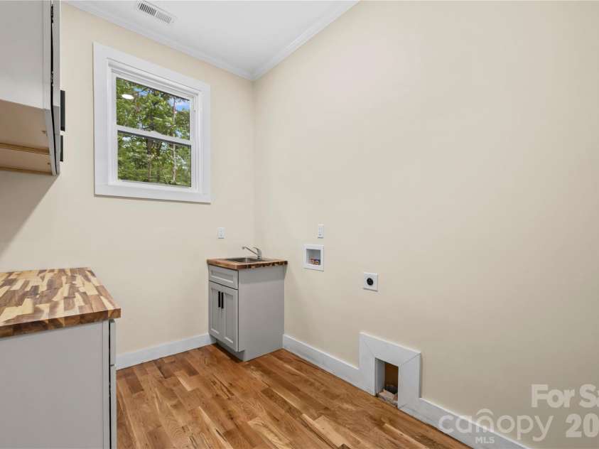 210 Hickory Tree Lane, Hendersonville, NC 28739.  MLS# CAR4398599, YatesRealty ID 39188. 