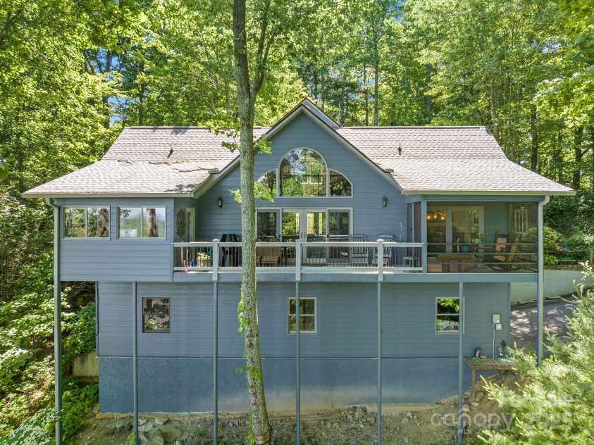 270 Ridge Drive, Saluda, NC 28773.  MLS# CAR4132159, YatesRealty ID 3919. Custom home made to take in long-range views from every room. Sold fully furnished, move-in-ready.