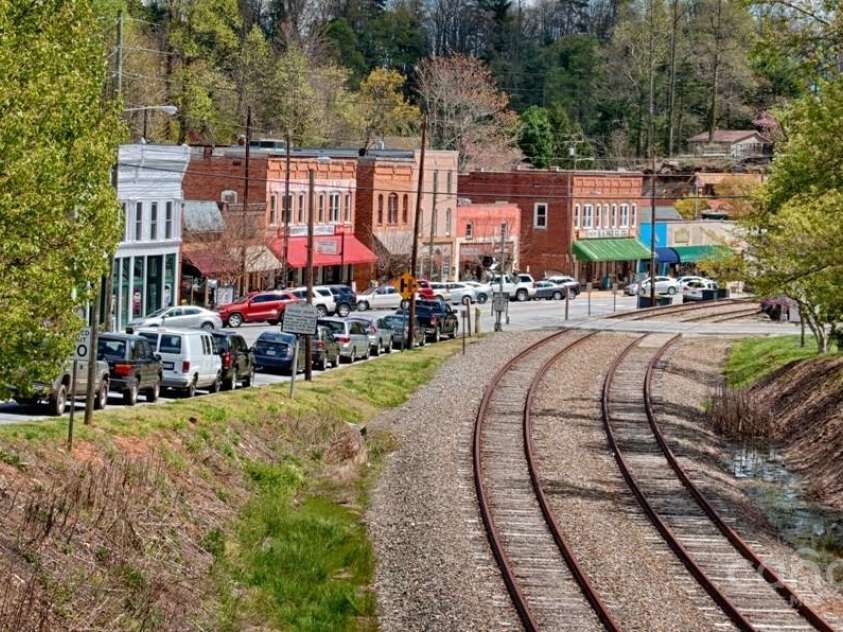270 Ridge Drive, Saluda, NC 28773.  MLS# CAR4132159, YatesRealty ID 3919. Downtown Saluda, a walk or golf cart ride from the house.