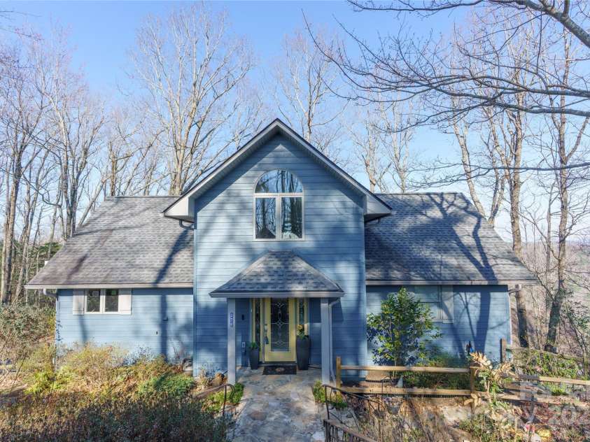270 Ridge Drive, Saluda, NC 28773.  MLS# CAR4132159, YatesRealty ID 3919. Ideal location at the top of Laurel Mountain at the end of quite private cul-de-sac.