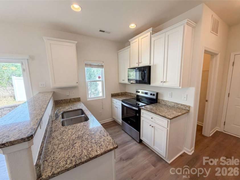 8321 Candlenut Lane, Charlotte, NC 28215.  MLS# CAR4367715, YatesRealty ID 39211. 