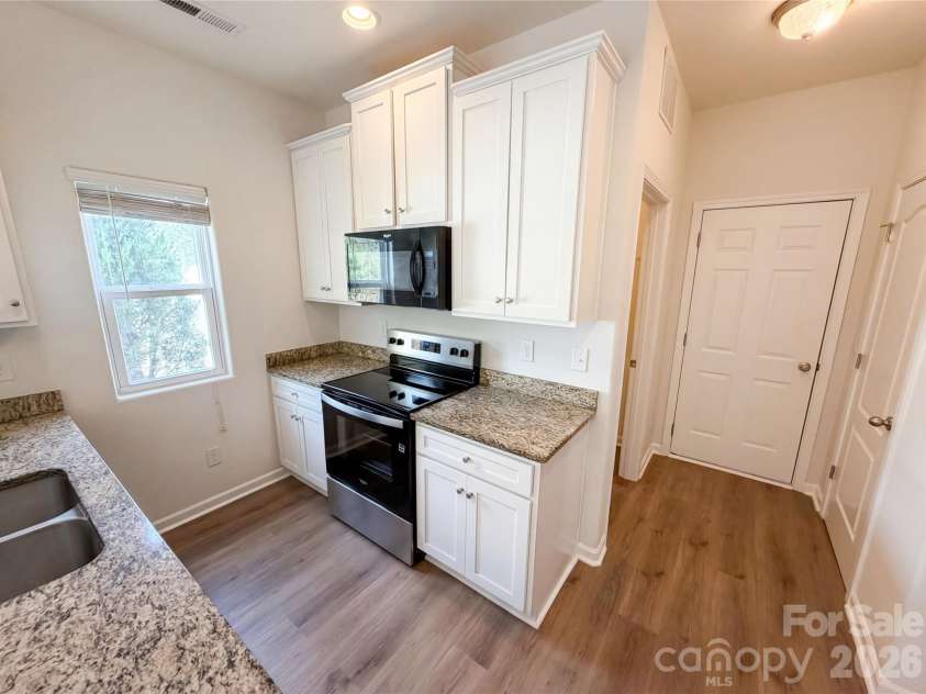 8321 Candlenut Lane, Charlotte, NC 28215.  MLS# CAR4367715, YatesRealty ID 39211. 