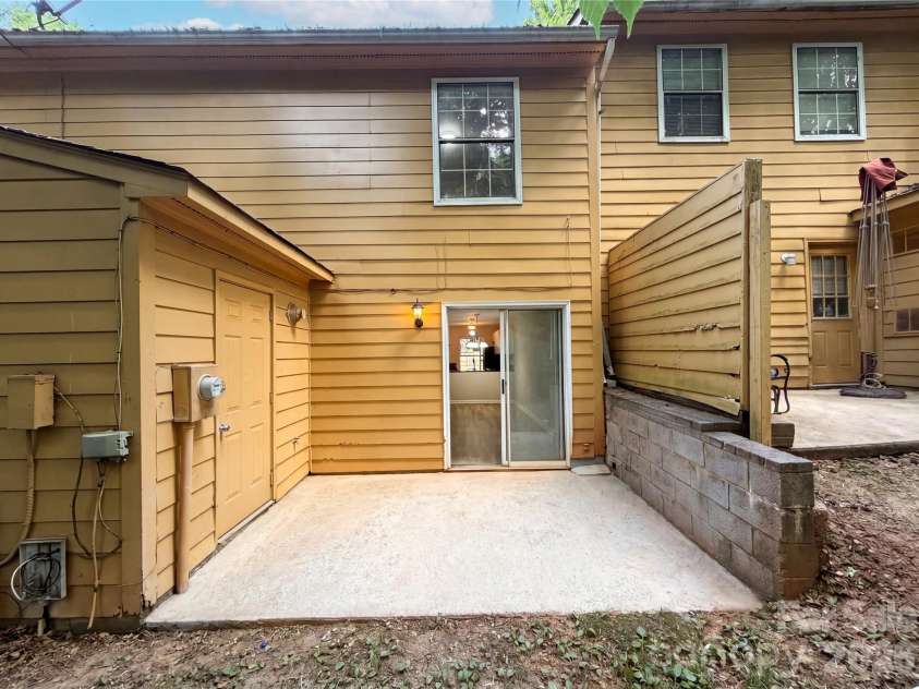 4037 Briarhill Drive, Charlotte, NC 28215.  MLS# CAR4373199, YatesRealty ID 39212. 
