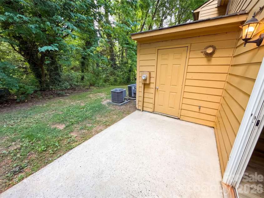 4037 Briarhill Drive, Charlotte, NC 28215.  MLS# CAR4373199, YatesRealty ID 39212. 