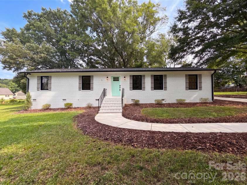 141 Greenbriar Drive, Matthews, NC 28104.  MLS# CAR4390247, YatesRealty ID 39215. 