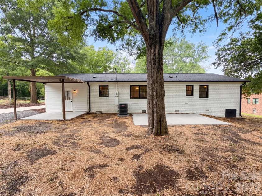 141 Greenbriar Drive, Matthews, NC 28104.  MLS# CAR4390247, YatesRealty ID 39215. 
