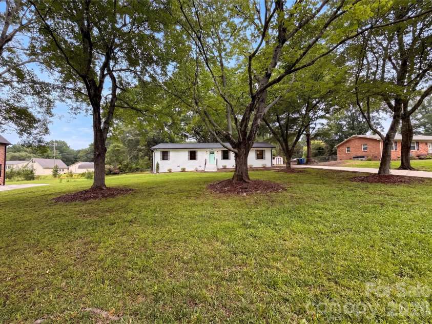 141 Greenbriar Drive, Matthews, NC 28104.  MLS# CAR4390247, YatesRealty ID 39215. 