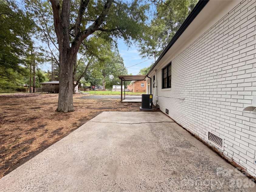 141 Greenbriar Drive, Matthews, NC 28104.  MLS# CAR4390247, YatesRealty ID 39215. 