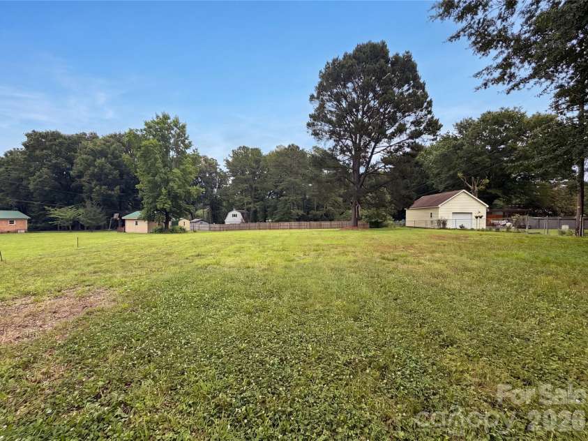 141 Greenbriar Drive, Matthews, NC 28104.  MLS# CAR4390247, YatesRealty ID 39215. 