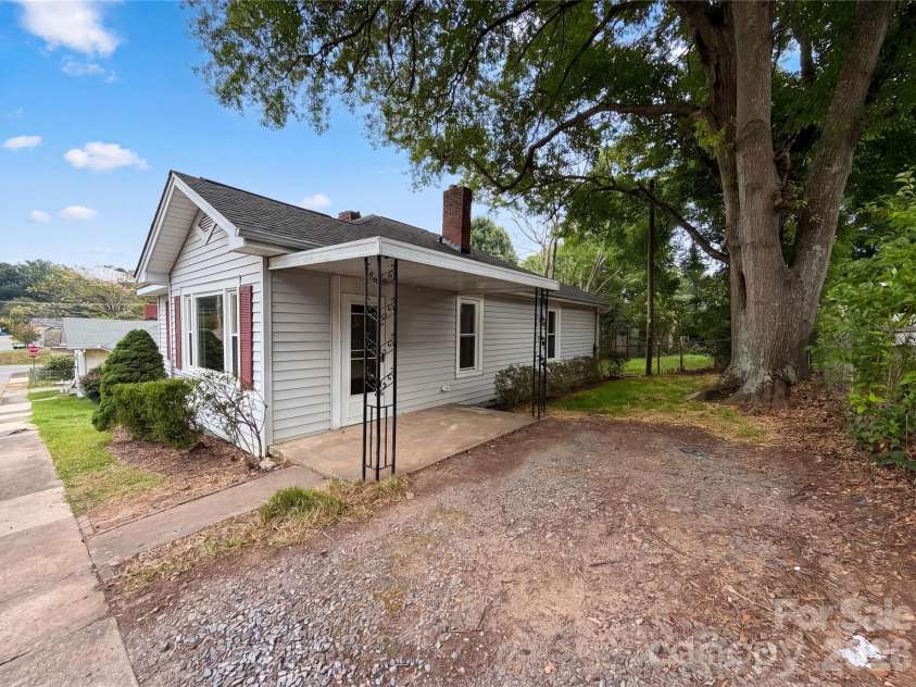 435 16th Street, Cramerton, NC 28032.  MLS# CAR4392054, YatesRealty ID 39217. 