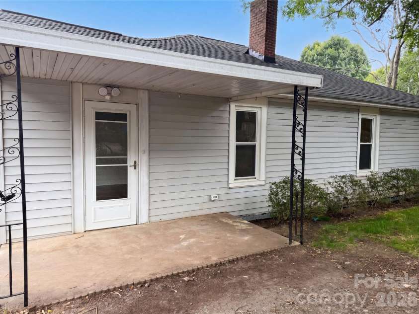 435 16th Street, Cramerton, NC 28032.  MLS# CAR4392054, YatesRealty ID 39217. 
