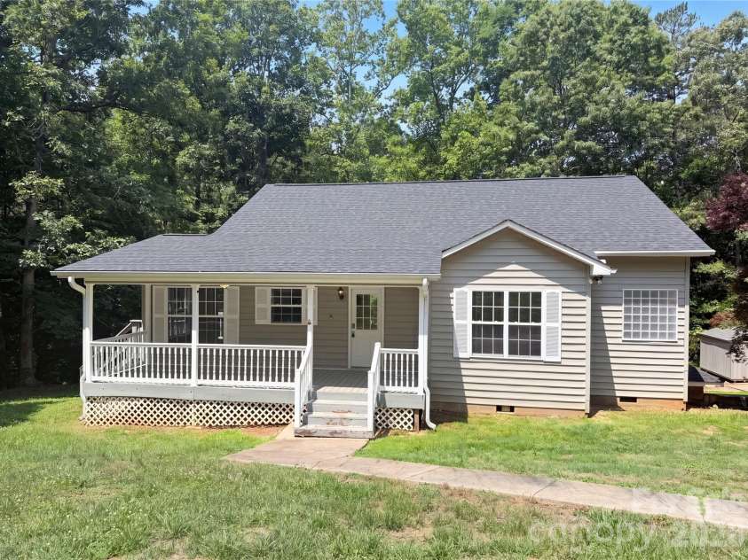 221 Grandview Drive, Statesville, NC 28677.  MLS# CAR4392074, YatesRealty ID 39218. 