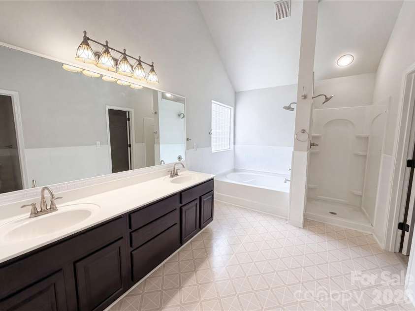 4024 Fifendrum Lane, Charlotte, NC 28216.  MLS# CAR4392269, YatesRealty ID 39219. 