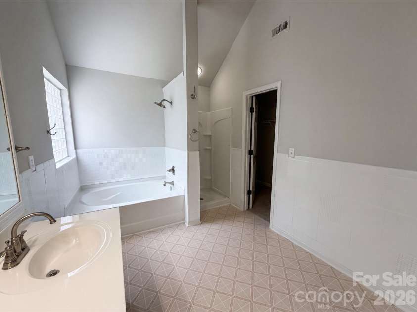 4024 Fifendrum Lane, Charlotte, NC 28216.  MLS# CAR4392269, YatesRealty ID 39219. 