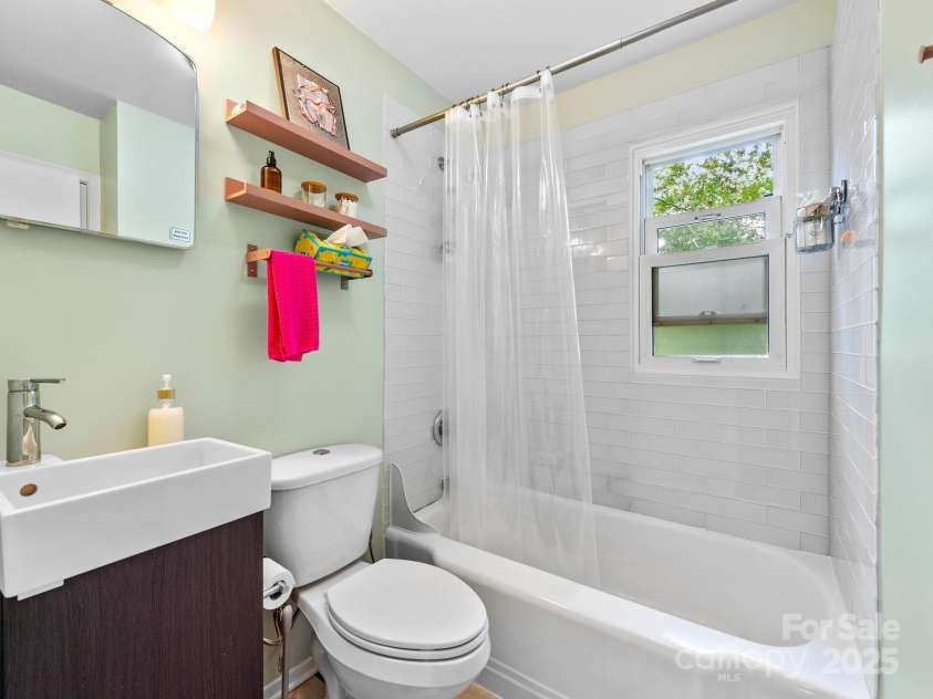 12 Rex Drive, Asheville, NC 28806.  MLS# CAR4299287, YatesRealty ID 3922. Full Updated Bath