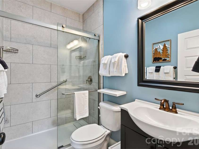 726 Rhododendron Avenue, Black Mountain, NC 28711.  MLS# CAR4353738, YatesRealty ID 3923. Bathroom