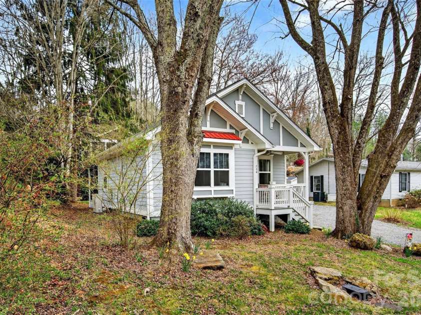 726 Rhododendron Avenue, Black Mountain, NC 28711.  MLS# CAR4353738, YatesRealty ID 3923. Welcome Home!