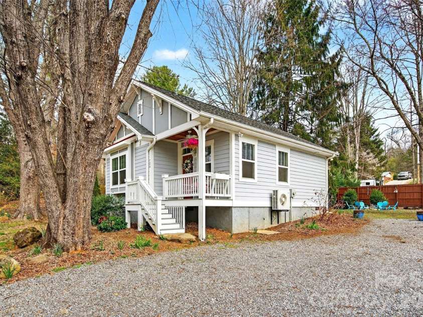 726 Rhododendron Avenue, Black Mountain, NC 28711.  MLS# CAR4353738, YatesRealty ID 3923. Welcome Home!