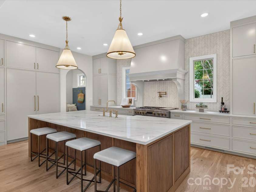 517 Heather Lane, Charlotte, NC 28209.  MLS# CAR4402841, YatesRealty ID 39233. 