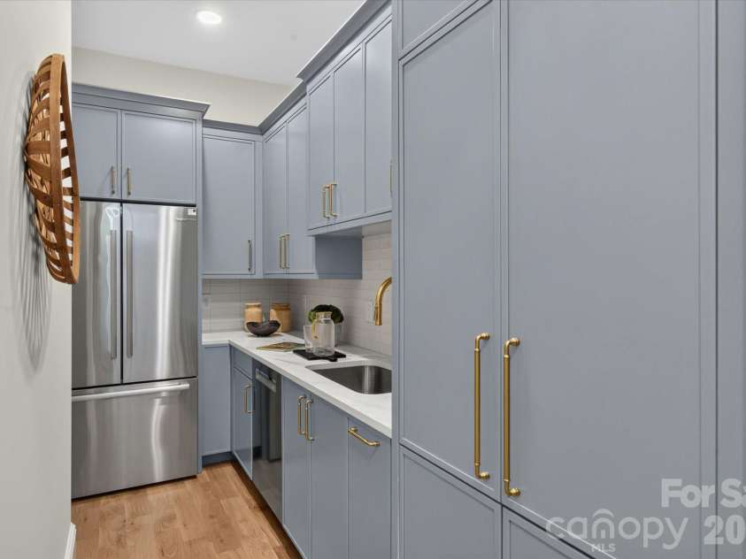 517 Heather Lane, Charlotte, NC 28209.  MLS# CAR4402841, YatesRealty ID 39233. 