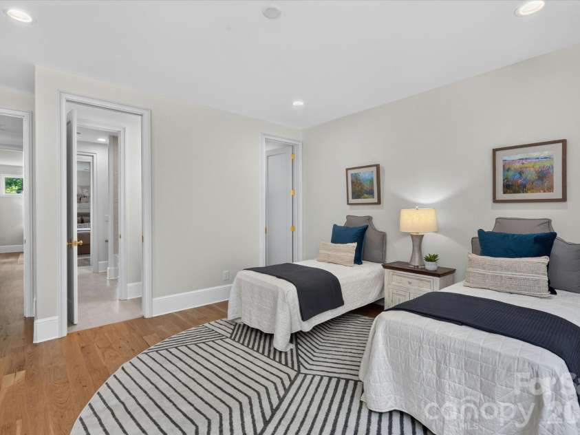 517 Heather Lane, Charlotte, NC 28209.  MLS# CAR4402841, YatesRealty ID 39233. 
