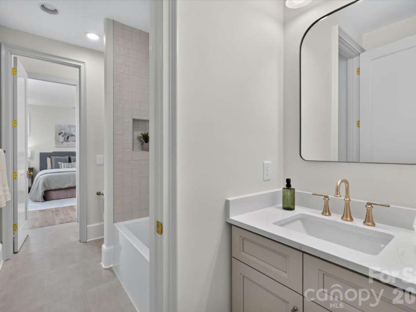 517 Heather Lane, Charlotte, NC 28209.  MLS# CAR4402841, YatesRealty ID 39233. 