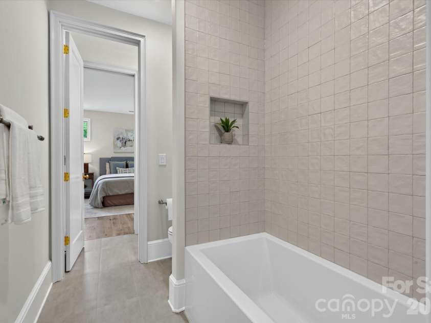 517 Heather Lane, Charlotte, NC 28209.  MLS# CAR4402841, YatesRealty ID 39233. 