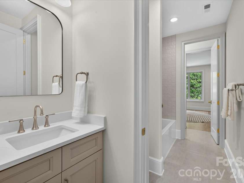 517 Heather Lane, Charlotte, NC 28209.  MLS# CAR4402841, YatesRealty ID 39233. 