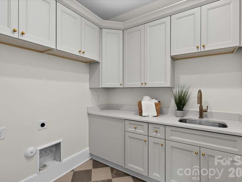 517 Heather Lane, Charlotte, NC 28209.  MLS# CAR4402841, YatesRealty ID 39233. 