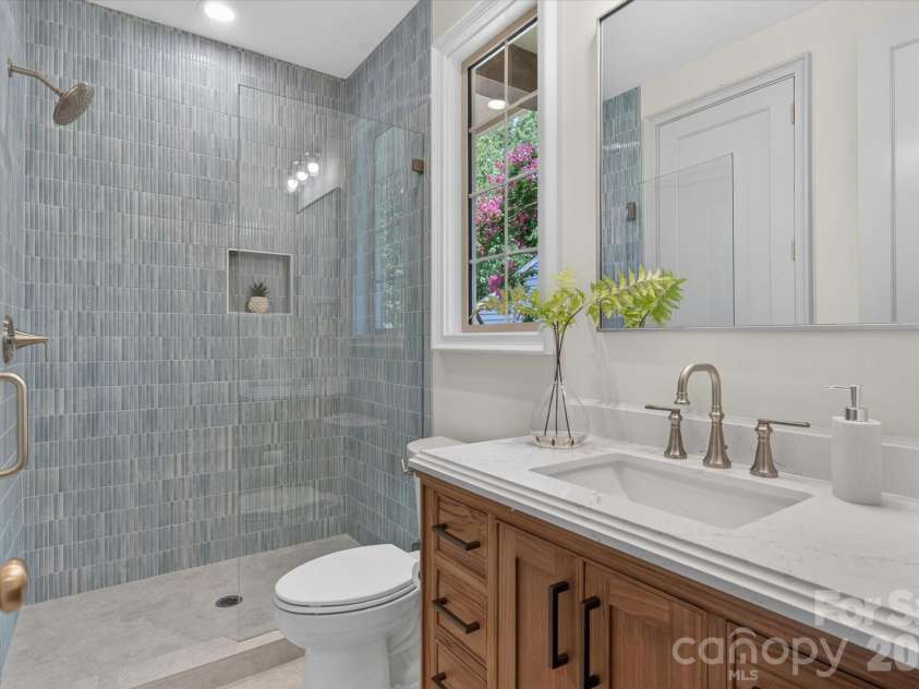 517 Heather Lane, Charlotte, NC 28209.  MLS# CAR4402841, YatesRealty ID 39233. 
